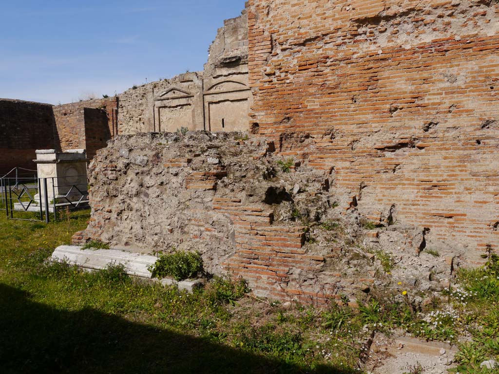 VII.9.2 Pompeii. March 2019. Looking north to stairs to podium on south side of cella.
Foto Anne Kleineberg, ERC Grant 681269 DÉCOR.
