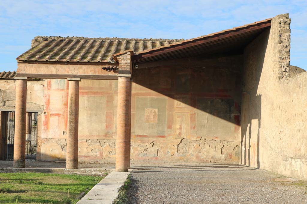 VII.9.7/8 Pompeii. December 2018. Looking towards painted west wall in north-west corner. Photo courtesy of Aude Durand. 
