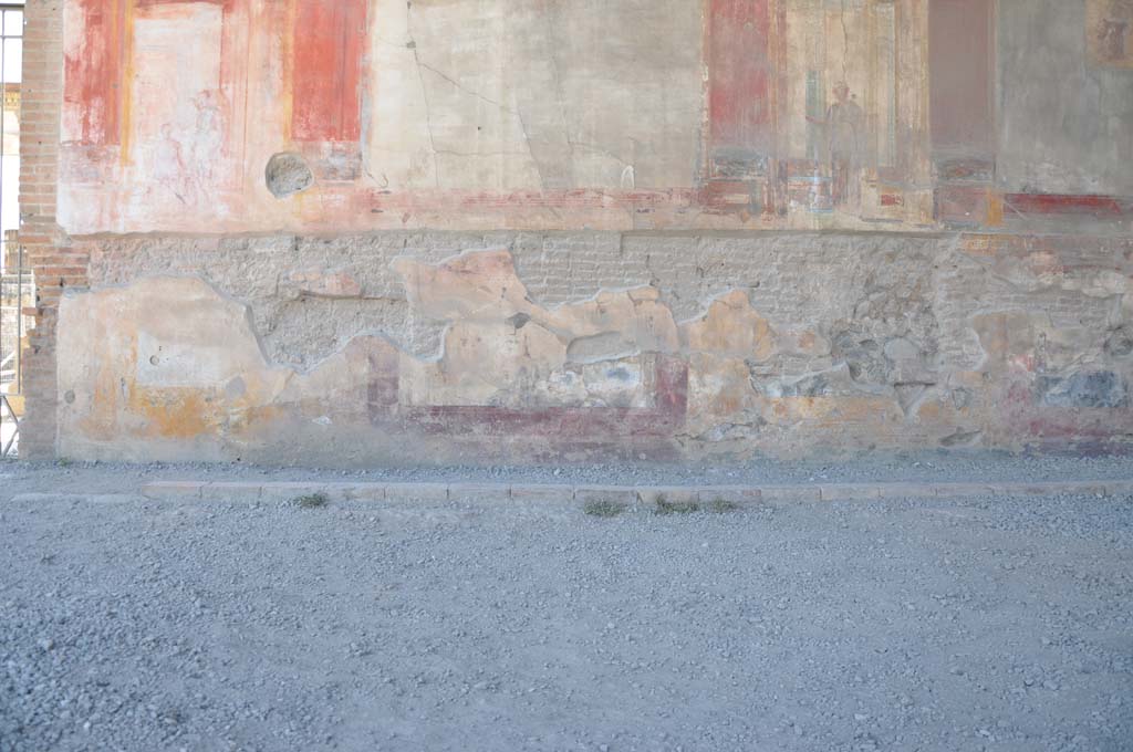 VII.9.7/8 Pompeii. July 2017. Remaining painted decoration on lower west wall, on north side of doorway.
Foto Annette Haug, ERC Grant 681269 DÉCOR.
