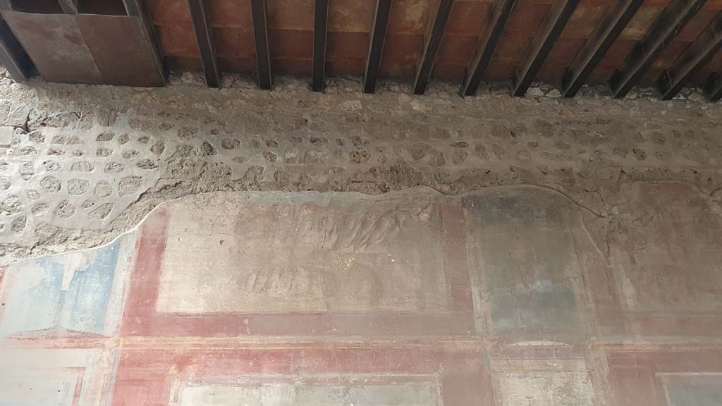 VII.9.7/8 Pompeii. August 2021. Upper west wall.
Foto Annette Haug, ERC Grant 681269 DÉCOR.
