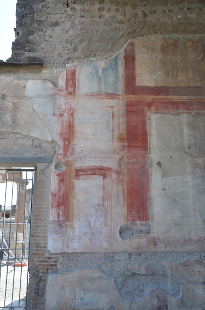 VII.9.7/8 Pompeii. July 2017. Painted west wall on north side of doorway.
Foto Annette Haug, ERC Grant 681269 DÉCOR.

