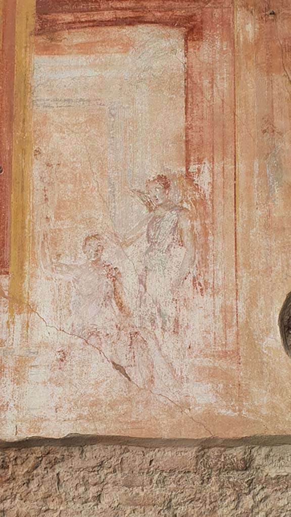 VII.9.7/8 Pompeii. August 2021. West wall painting of Victory crowning a warrior?
Foto Annette Haug, ERC Grant 681269 DÉCOR.

