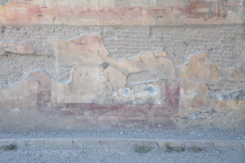 VII.9.7/8 Pompeii. July 2017. Lower west wall with remaining painted decoration on zoccolo.
Foto Annette Haug, ERC Grant 681269 DÉCOR.
