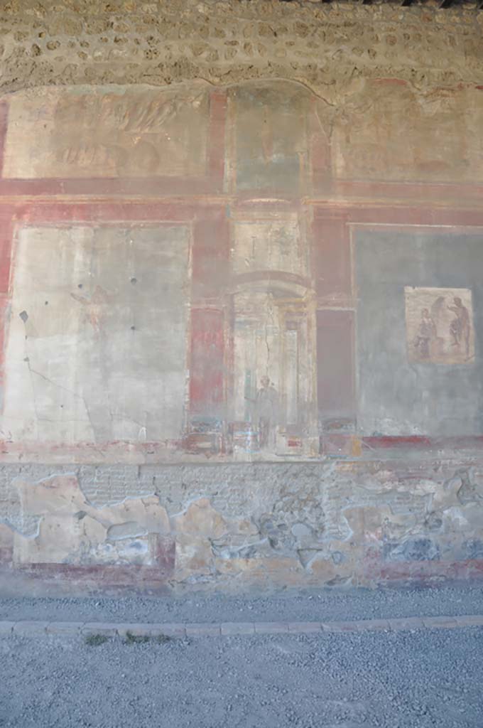 VII.9.7/8 Pompeii. July 2017. West wall on south side of central painting.
Foto Annette Haug, ERC Grant 681269 DÉCOR.

