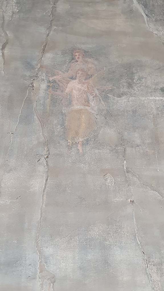 VII.9.7/8 Pompeii. August 2021. 
Flying figures in centre of panel at north end of west wall.
Foto Annette Haug, ERC Grant 681269 DÉCOR.
