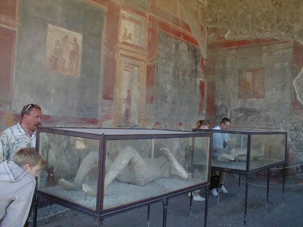 VII.9.7 and VII.9.8 Pompeii. Macellum. May 2004. North west corner.