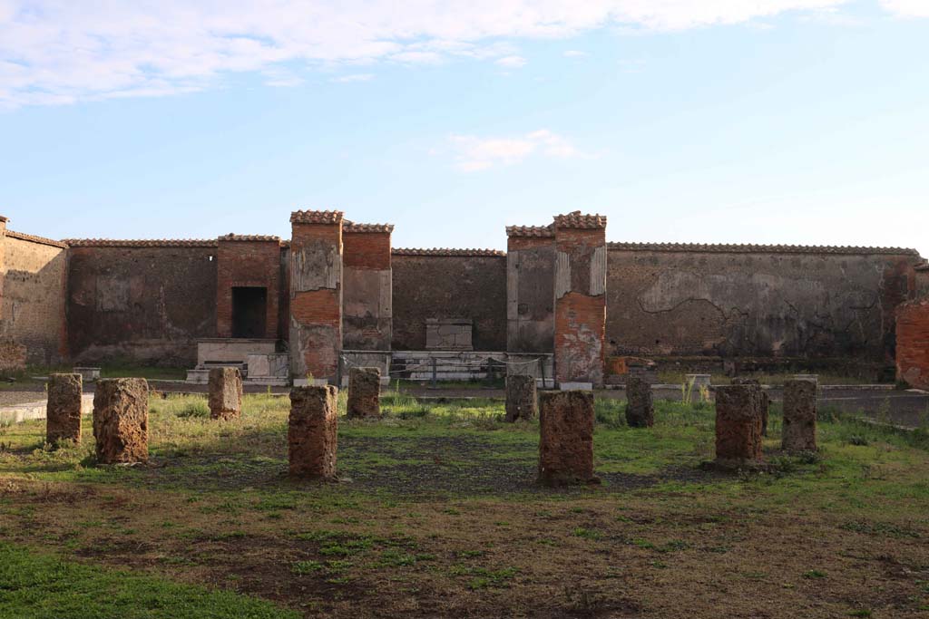 VII.9.7 and VII.9.8 Pompeii. Macellum. December 2018. 
Looking across Tholos towards rooms on east side. Photo courtesy of Aude Durand. 
