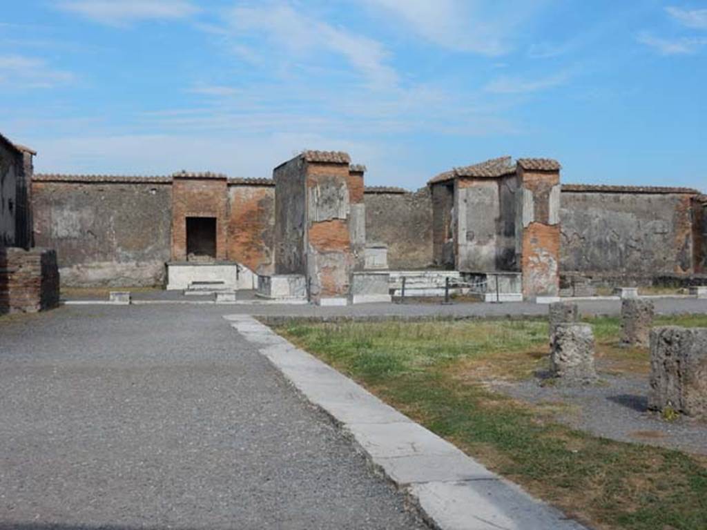 VII.9.7 and VII.9.8 Pompeii. Macellum. May 2015.  Looking towards east side, from north side. Photo courtesy of Buzz Ferebee.
