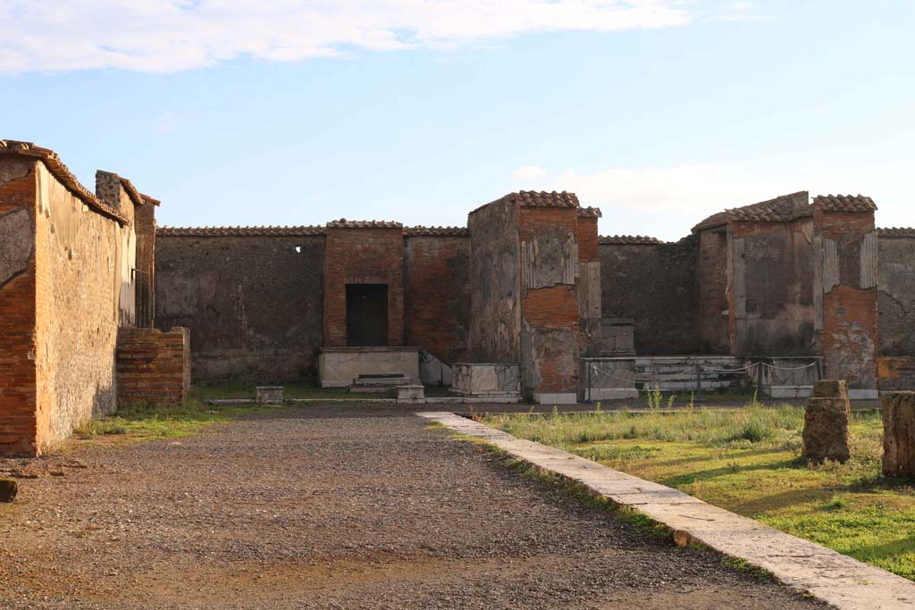 VII.9.7 and VII.9.8 Pompeii. Macellum. December 2018. Looking east from near doorway at VII.9.19, on left. Photo courtesy of Aude Durand. 