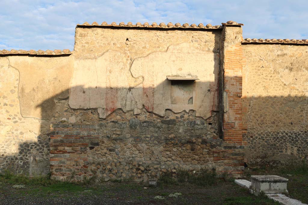 VII.9.7 and VII.9.8 Pompeii. Macellum. December 2018. 
North wall in north-east corner with remains of wall painting. Photo courtesy of Aude Durand. 
