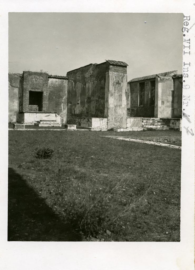 VII.9.7/8 Pompeii. Pre-1937-39. Looking towards rooms in north-east corner.
Photo courtesy of American Academy in Rome, Photographic Archive. Warsher collection no. 1153.
