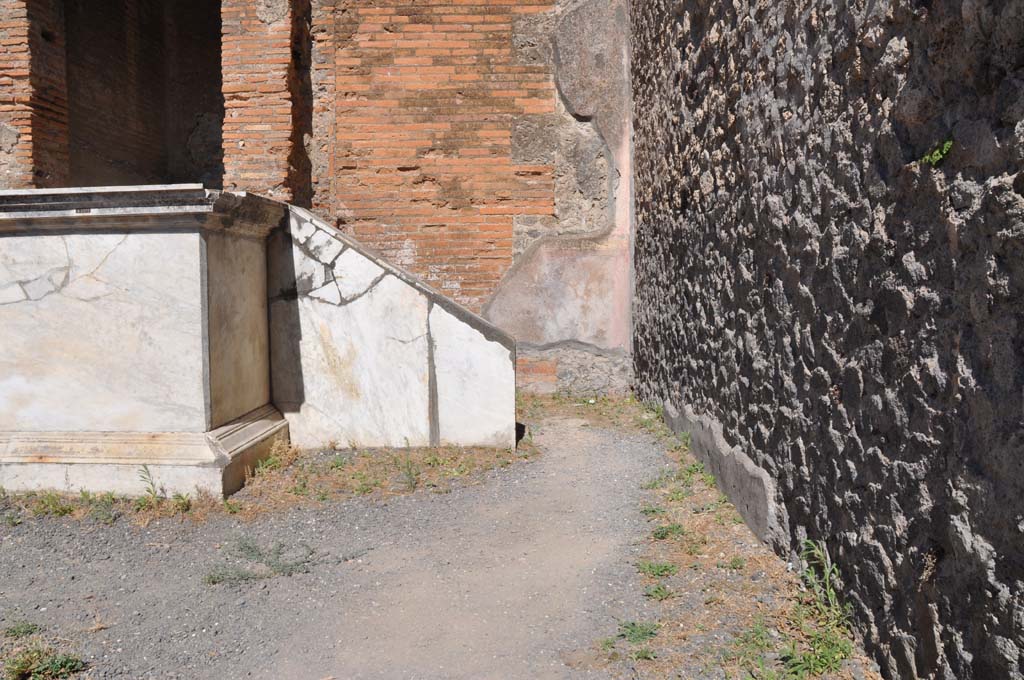 VII.9.7/8 Pompeii. July 2017. Looking towards east wall in south-east corner.
Foto Annette Haug, ERC Grant 681269 DÉCOR.
