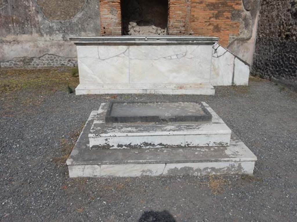 VII.9.7 and VII.9.8 Pompeii. Macellum. May 2015. Looking east across room in north-east corner, towards podium. Photo courtesy of Buzz Ferebee.
