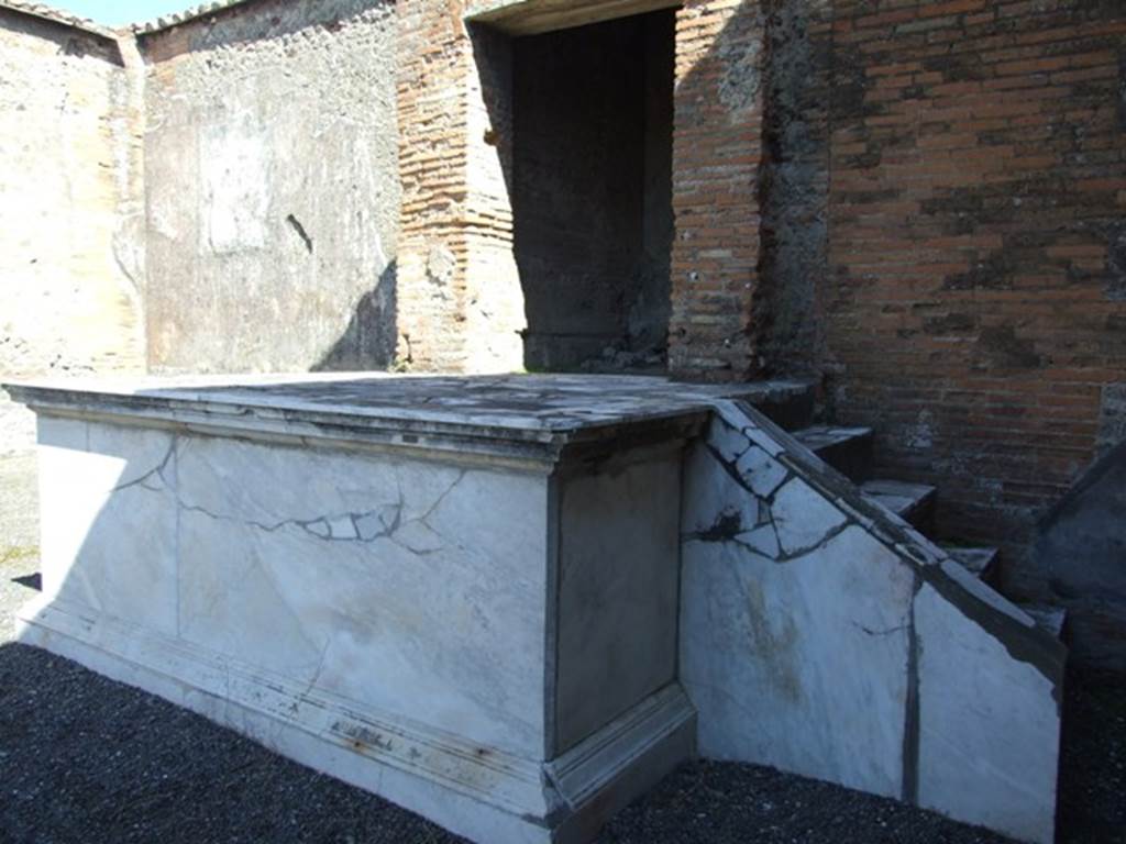 VII.9.7 and VII.9.8 Pompeii. Macellum. March 2009. Marble podium against east wall.