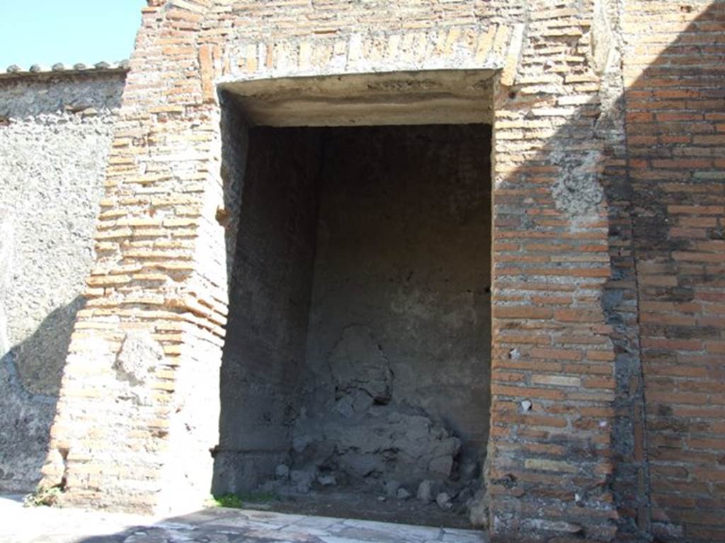 VII.9.7 and VII.9.8 Pompeii. Macellum. March 2009. Large Rectangular niche above podium.