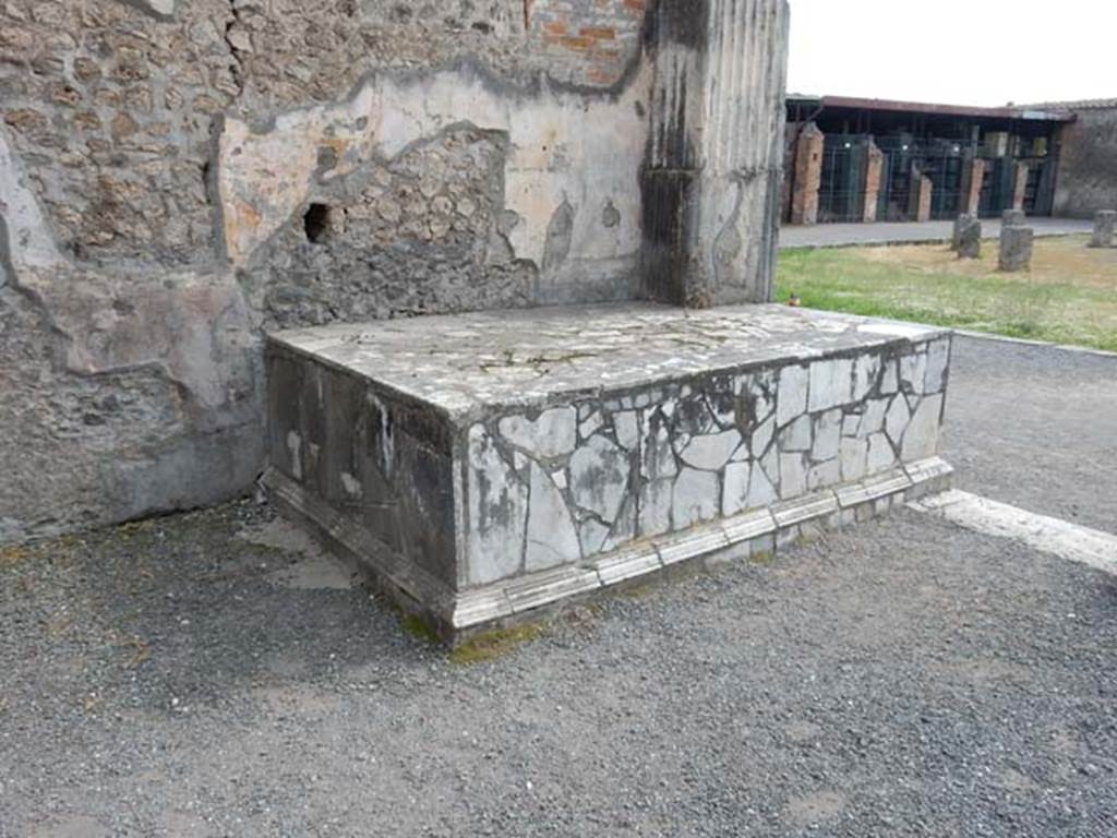 VII.9.7 and VII.9.8 Pompeii. Macellum. May 2015. Podium against south wall of room in north-east corner. Photo courtesy of Buzz Ferebee.
