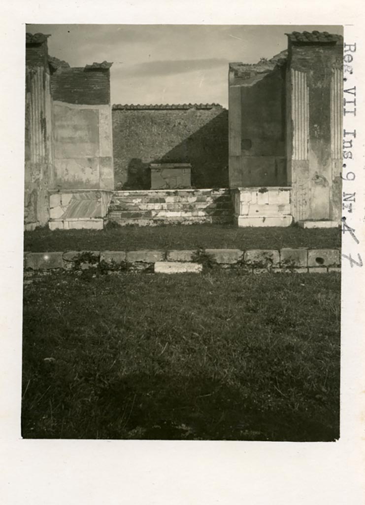 VII.9.7/8 Pompeii. Pre-1937-39. Looking east to shrine in central room.  
Photo courtesy of American Academy in Rome, Photographic Archive. Warsher collection no. 1151.
