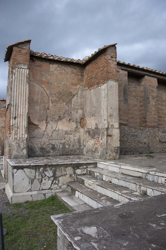VII.9.7/8 Pompeii. October 2017. 
Looking north across steps towards marble podium against north wall. 
Foto Annette Haug, ERC Grant 681269 DÉCOR.

