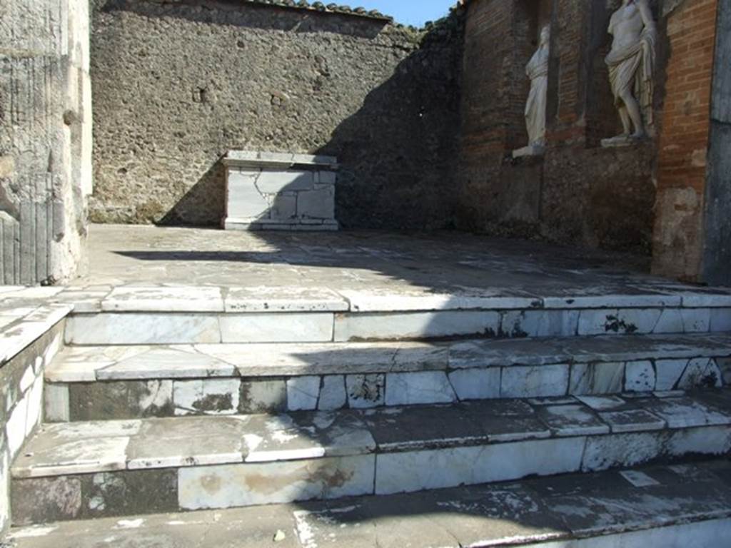 VII.9.7 and VII.9.8 Pompeii. Macellum. March 2009. Looking east towards marble steps and Altar against east wall. 