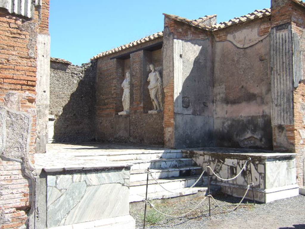 VII.9.7 and VII.9.8 Pompeii. Macellum.  September 2005. Shrine on middle of the east side.