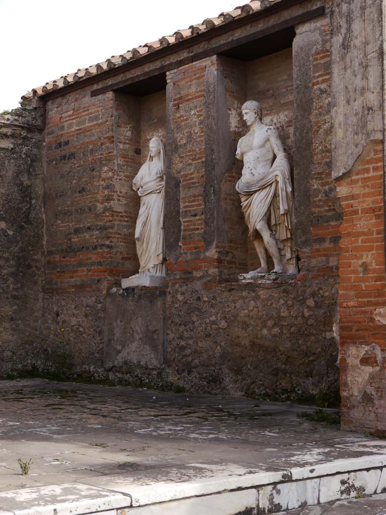 VII.9.7 and VII.9.8 Pompeii. Macellum. March 2019. Two statues in niches in the south wall.
Foto Anne Kleineberg, ERC Grant 681269 DÉCOR.
