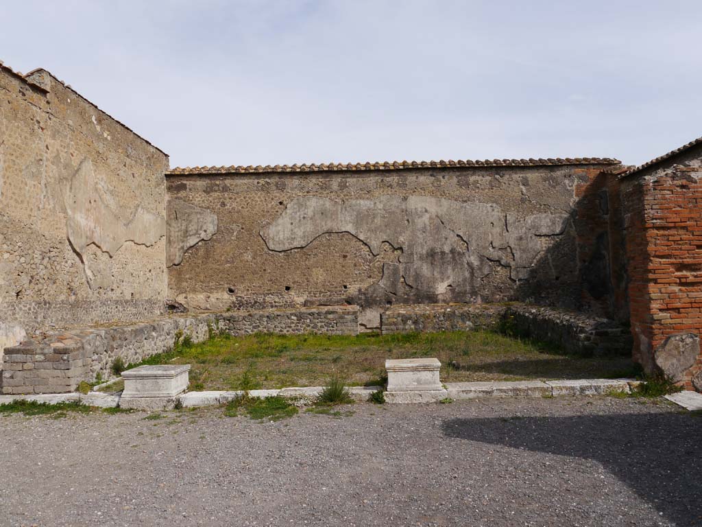 VII.9.7 and VII.9.8 Pompeii. Macellum. March 2019. Looking east to large room in south-east corner.
Foto Anne Kleineberg, ERC Grant 681269 DÉCOR.
