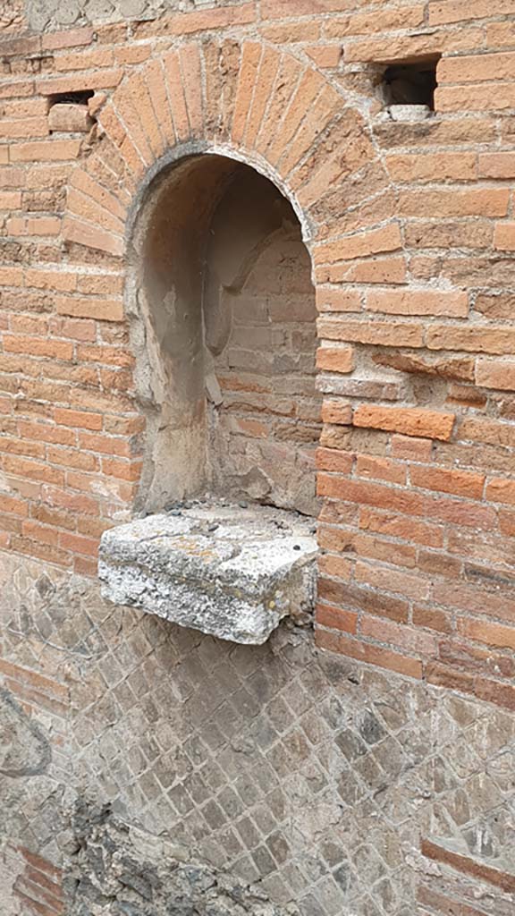 VII.9.7/8 Pompeii. August 2021. Altar in west wall of steps. 
Foto Annette Haug, ERC Grant 681269 DÉCOR.

