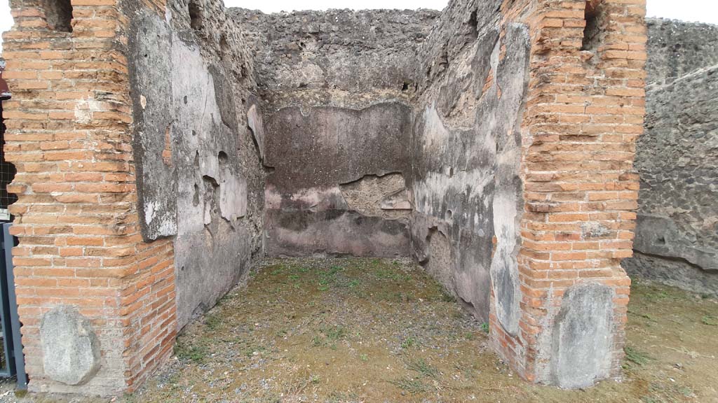 VII.9.7/8 Pompeii. August 2021. Shop 2 on south side.
Foto Annette Haug, ERC Grant 681269 DÉCOR.
