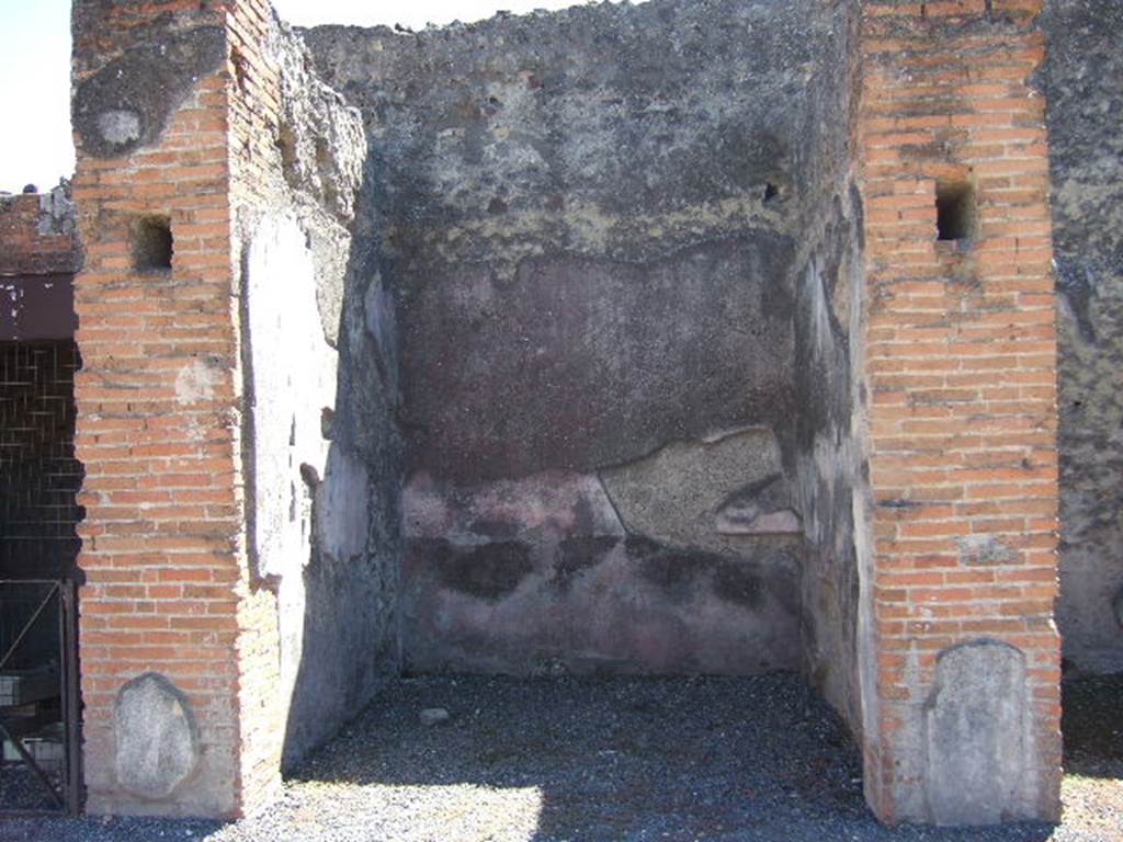 VII.9.7 and VII.9.8 Pompeii. Macellum. September 2005. Shop 2 on south side.