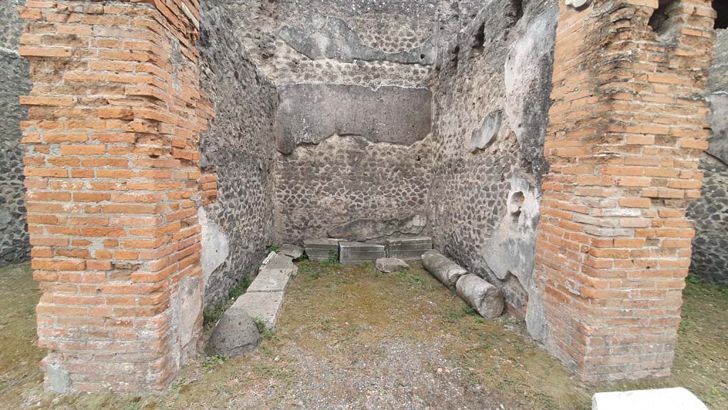 VII.9.7/8 Pompeii. August 2021. Shop 5 on south side.
Foto Annette Haug, ERC Grant 681269 DÉCOR.
