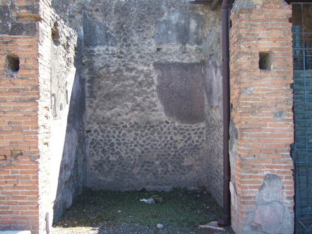 VII.9.7 and VII.9.8 Pompeii. Macellum. September 2005. Shop 6 on south side.


