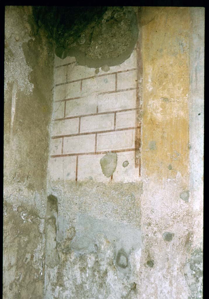 VII.9.33 Pompeii. South-west corner with remains of wall decorations.
Photographed 1970-79 by Günther Einhorn, picture courtesy of his son Ralf Einhorn.
