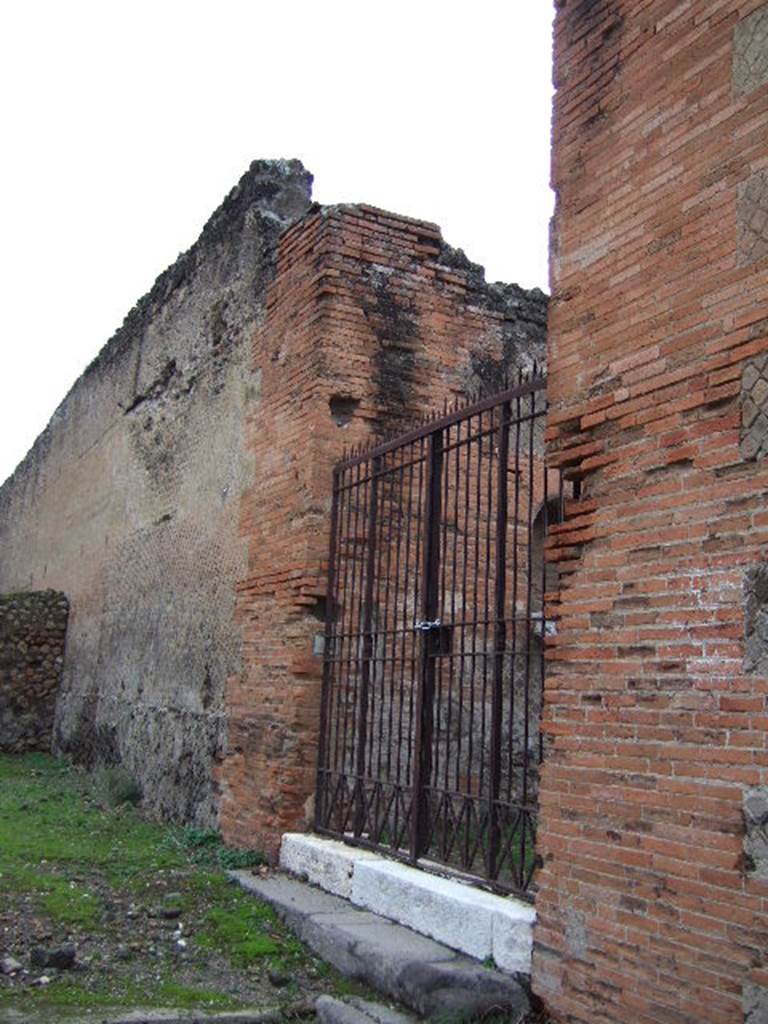 VII.9.42 Pompeii. December 2005. South entrance of Macellum.
According to Fiorelli, painted on the wall to the left, at the exit of the Augusteum was 
TREBIVM AED OVF 
CLIBANARI ROG.  (CIL IV 677)
See Pappalardo, U., 2001. La Descrizione di Pompei per Giuseppe Fiorelli (1875). Napoli: Massa Editore. (p.106).
