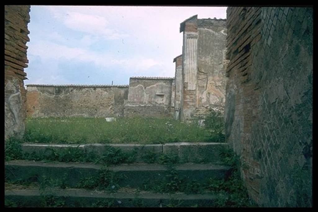 VII.9.42 Pompeii. Looking north up the stairs towards Macellum.
Photographed 1970-79 by Gnther Einhorn, picture courtesy of his son Ralf Einhorn.
