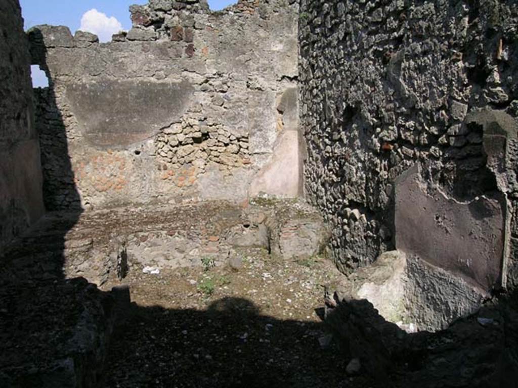 VII.9.43 Pompeii. June 2005. Looking east across room with podium with vats. Photo courtesy of Nicolas Monteix.
