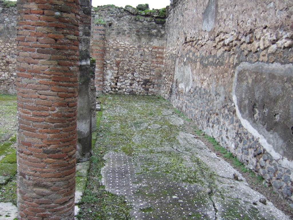 VII.9.47 Pompeii.  December 2005. West Portico, looking south.

