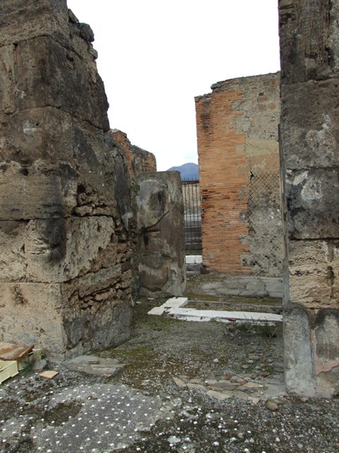 VII.9.47 Pompeii.  March 2009.  Looking north from Room 1. Atrium, to Vestibule and Vicolo del Balcone Pensile.