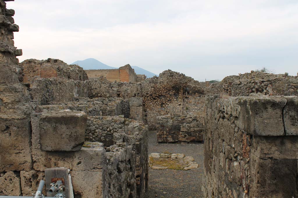 VII.9.63 Pompeii. March 2014. Looking north along entrance corridor, from Eumachia’s Building.
Foto Annette Haug, ERC Grant 681269 DÉCOR.

