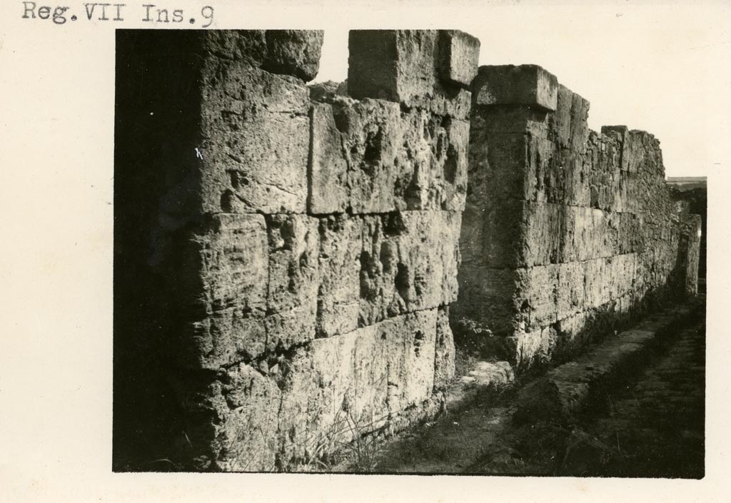 VII.9.63 Pompeii, in centre. Pre-1937-39. Looking east to entrance doorway on Vicolo degli Scheletri.
Photo courtesy of American Academy in Rome, Photographic Archive. Warsher collection no. 1566.

