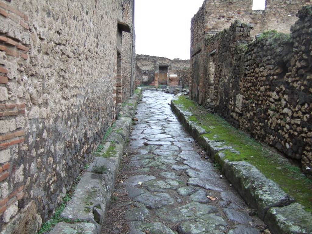 VII.10.14.Pompeii. December 2005. Vicolo della Maschera looking north.    VII.11