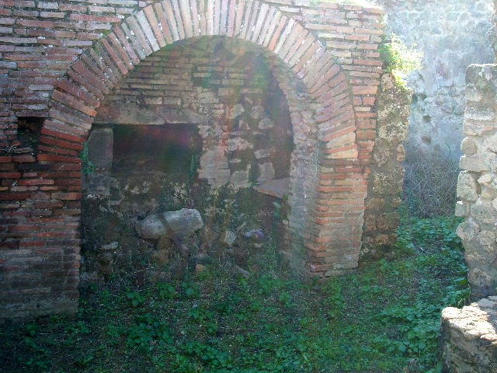 VII.12.11 Pompeii. December 2004. Oven on south side of rear room, with room on its west side, on the right.