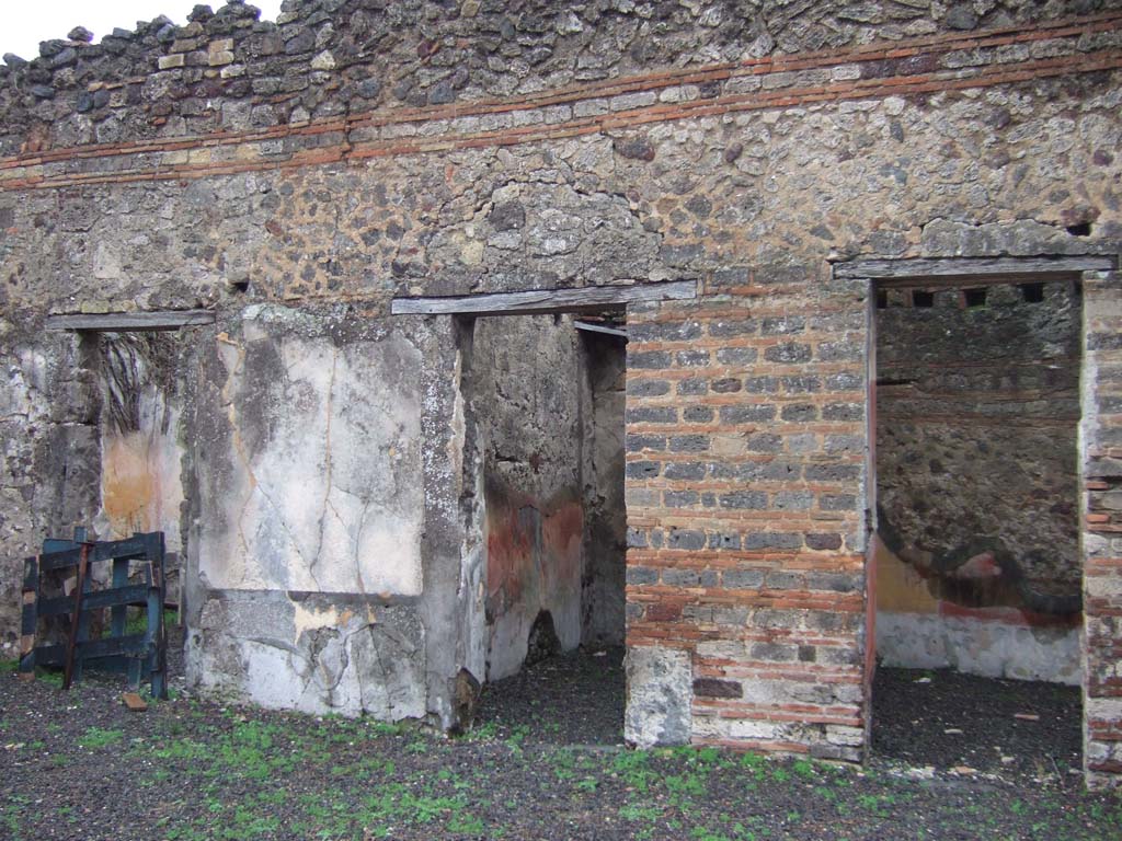 VII.12.21 Pompeii. December 2005. Doorways to three rooms on east side of atrium.