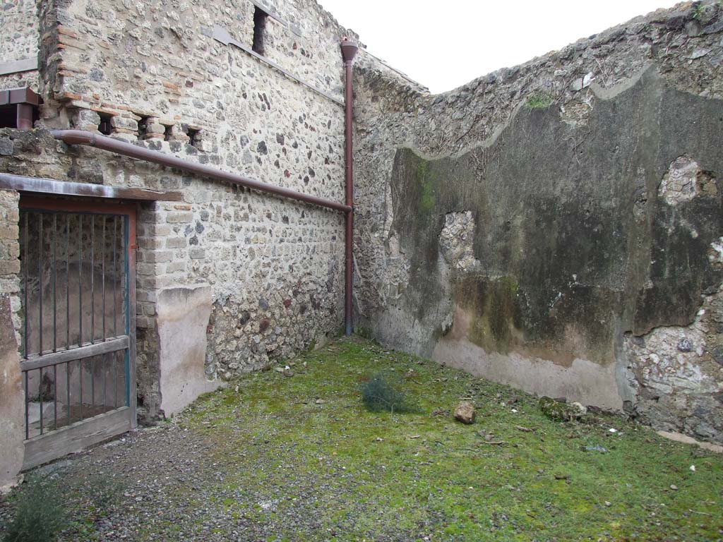 VII.12.21 Pompeii. March 2009. Room on south-east side of atrium with doorway into VII.12.17.