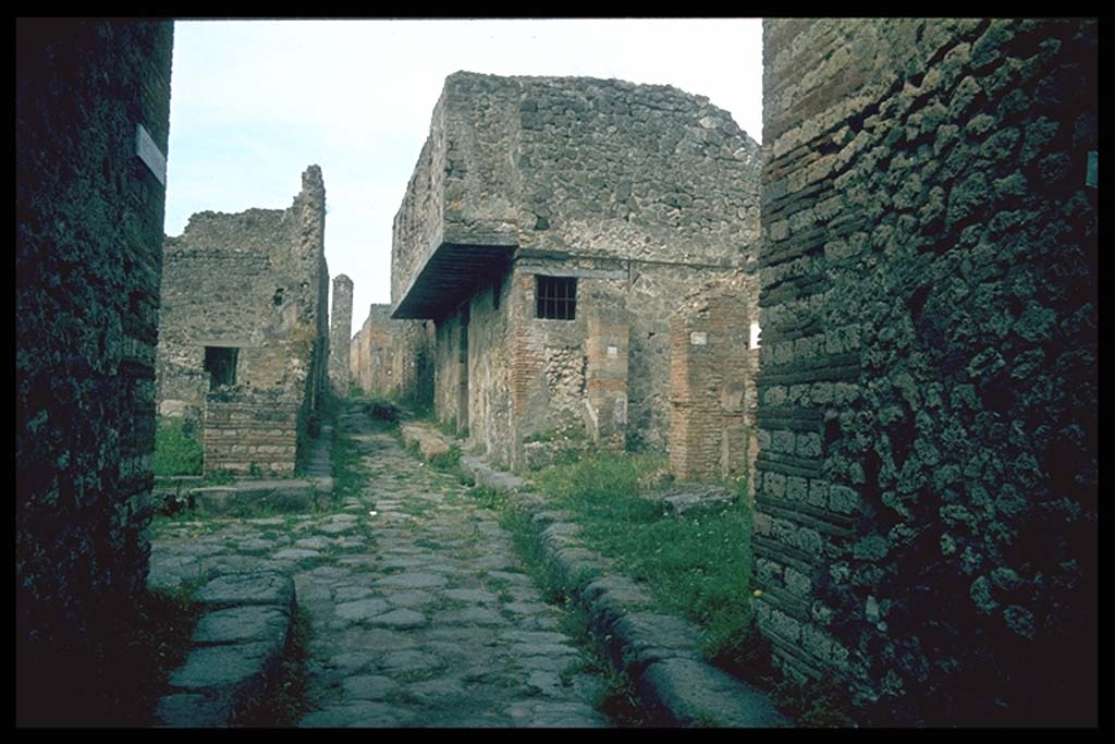 VII.12.28 Pompeii. 1959. Looking north-west on Vicolo del Balcone Pensile. Photo by Stanley A. Jashemski.
Source: The Wilhelmina and Stanley A. Jashemski archive in the University of Maryland Library, Special Collections (See collection page) and made available under the Creative Commons Attribution-Non Commercial License v.4. See Licence and use details.
J59f0105
