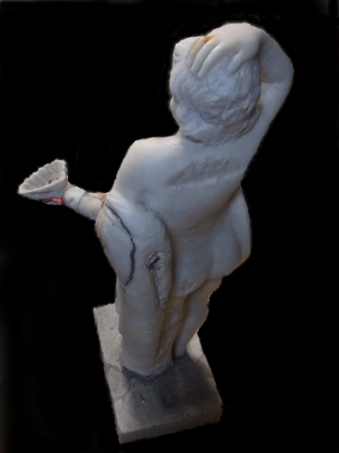 VII.12.28 Pompeii.  Marble fountain statue of small boy with hand on head and holding a shell.  Found in Viridarium.  Front view.  SAP inventory number 20395.