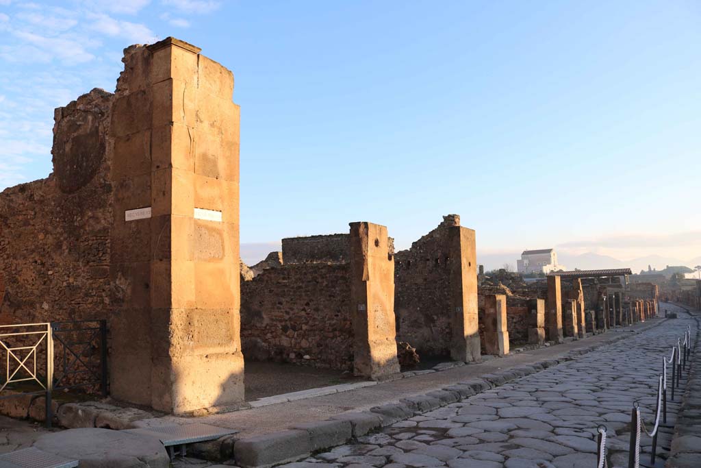 VII.13.1, Pompeii, on left. December 2018. 
Looking east along north side of Via dellAbbondanza, from junction with Vicolo di Eumachia, on left. Photo courtesy of Aude Durand.

