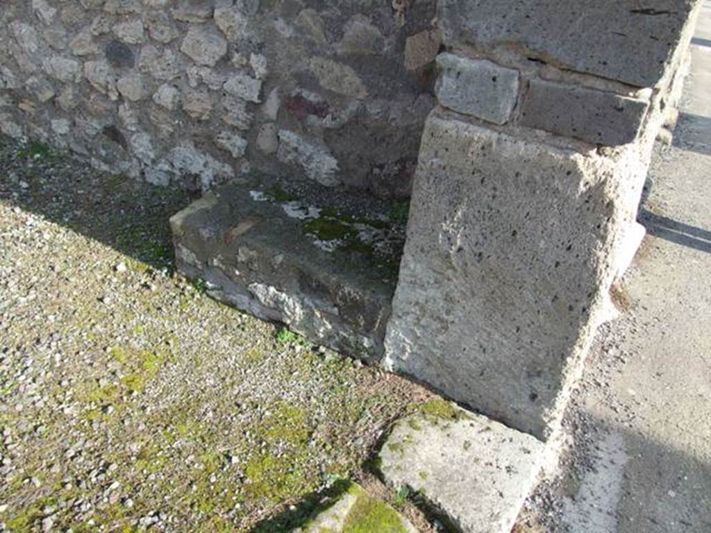 VII.13.5 Pompeii. December 2007. Remains of shop podium or counter in south-east corner.