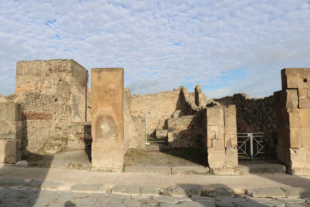 VII.13.8, Pompeii, on right. December 2018. 
Looking north on Via dell’Abbondanza towards entrances, with VII.13.6, on left, and VII.13.7, in centre. Photo courtesy of Aude Durand.




