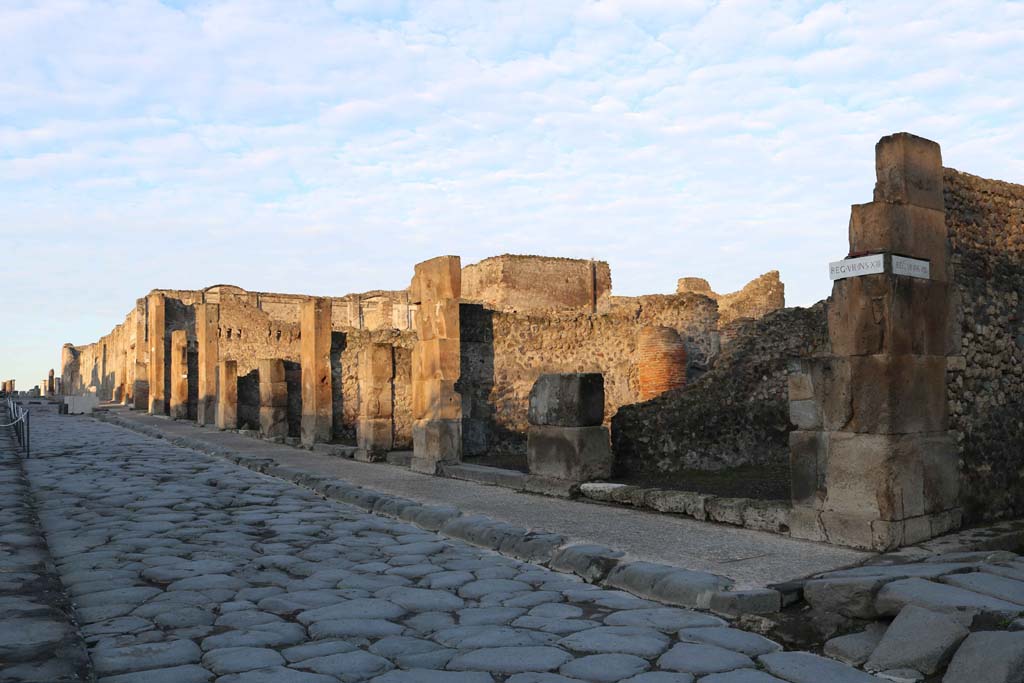VII.13.10, Pompeii, on right. December 2018. 
Looking north-west along insula VII.13, on north side of Via dellAbbondanza. Photo courtesy of Aude Durand.
