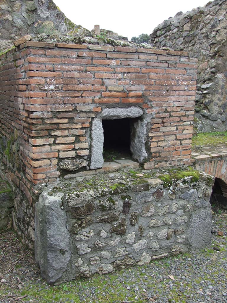 VII.14.5 Pompeii. March 2009. Room 18, oven.
